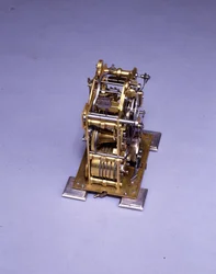Miniaturowy, efektowny zegar na wsporniku, nr. 222, c.1695 (metal) (patrz również 834228-31)