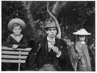 William Butler Yeats (1865-1939) z Charlesem i Theą Rollestonami, 1894 (fot. bw)