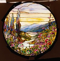 Okno z zachodem słońca i górami, Tiffany Studios, ok.1900