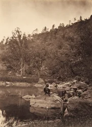 Widok na jezioro Apache, Sierra Blanca Range, Arizona, z dwoma zwiadowcami Apache na pierwszym planie