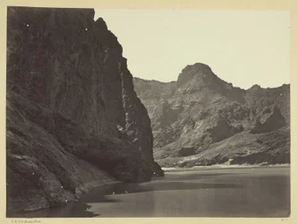 Black Cañon, rzeka Kolorado, widok w dół rzeki w pobliżu obozu 7. Badania w Nevadzie i Arizonie, ekspedycja z 1871 roku. Por. Geo. M. Wheeler, dowódca.