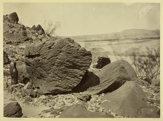 Skała wyrzeźbiona przez dryfujący piasek, poniżej Fortification Rock, Arizona