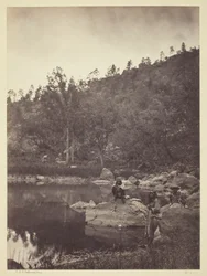 Widok na jezioro Apache, Sierra Blanca Range, Arizona, dwóch zwiadowców Apache na pierwszym planie