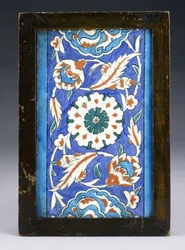 Płytka graniczna Iznik, z centralnym kwiatkiem między przewijającą się palmetą a liściastą winoroślą, ok. 1570 (ceramika)
