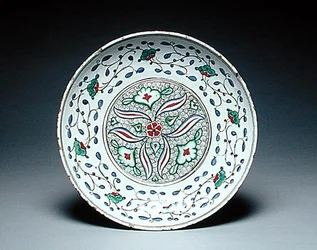 Naczynie ozdobione stylizowanymi kwiatami, Isnik, k. XVI w. (ceramika)