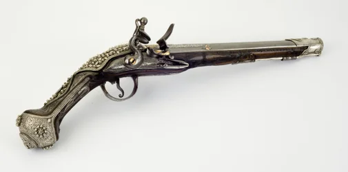Pistolet flintlock (stal, drewno, srebro i złoto)