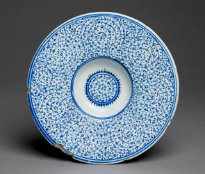 Naczynie Tondino, wyroby Iznik Golden Horn, tureckie, ok. 1535-45 (pasta kamienna z niebieską glazurą) 88; zob. także 117758;