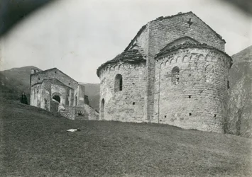 Apsyda w opactwie San Pietro al Monte, Civate, Lombardia, Włochy, fotografia autorstwa Ugo Monneret de Villard, około 1910 r.