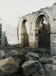 Kolumna i łuki, wnętrze chrześcijańskiej bazyliki pod wezwaniem Najświętszej Marii Panny, Qasr Ibrim, Egipt, zdjęcie Ugo Monneret de Villard