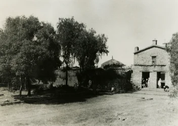 Wejście do ogrodzenia wokół kościoła Matki Boskiej z Syjonu, Aksum, Etiopia, zdjęcie Ugo Monneret de Villard, ok. 1937 r.