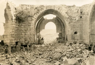 Wnętrze bizantyjskiej bazyliki, Amman, Jordania, zdjęcie autorstwa Ugo Monneret de Villard, ok. 1920 r.
