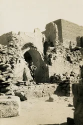 Wnętrze dużego donżonu (qasr) klasztoru św. Symeona, Asuan, Egipt, zdjęcie autorstwa Ugo Monneret de Villard