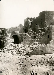 Duży donżon (qasr) klasztoru św. Symeona, Asuan, Egipt, zdjęcie autorstwa Ugo Monneret de Villard