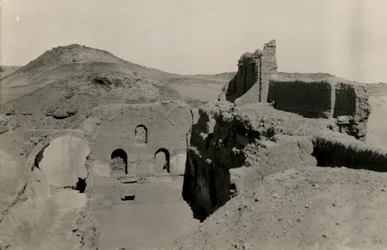 Duży donżon (qasr) klasztoru św. Symeona, widok na przejście przed wykopaliskami, Asuan, Egipt, zdjęcie Ugo Monneret de Villard