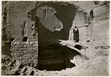 Duży donżon (qasr) klasztoru, Asuan, Egipt, zdjęcie autorstwa Ugo Monneret de Villard