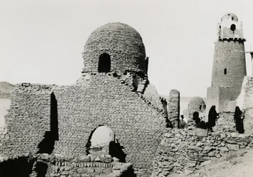 Minaret al-Mashhad al-Bahari i ruiny meczetu, niedaleko Asuanu, Egipt, zdjęcie Ugo Monneret de Villard