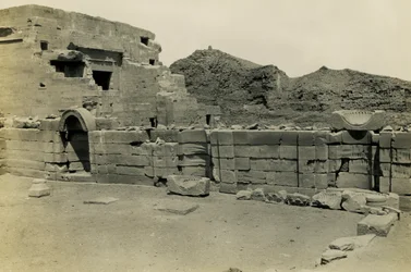 Ruiny kościoła koptyjskiego w pobliżu świątyni Hathor, Dendera, Egipt, zdjęcie Ugo Monneret de Villard