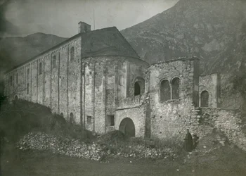 Widok na opactwo San Pietro al Monte, Civate, Lombardia, Włochy, zdjęcie autorstwa Ugo Monneret de Villard, około 1910 r.