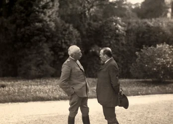 Louis Barthou rozmawia z generałem Luigim Cadorną. Zdjęcie zostało zrobione w maju 1916, podczas I wojny światowej. (zdjęcie czarno-białe)