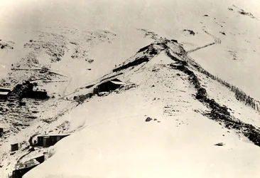 Okopy i ogrodzenia na stokach Monte Nero podczas I wojny światowej