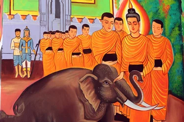 20151029, Vientiane, Laos: świątynia buddyjska Wat Si Muang (Simuong). Obraz przedstawiający historię życia Buddy Siakjamuniego. Dziki słoń oswojony przez miłującą dobroć