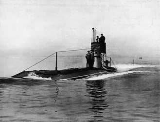 Brytyjska łódź podwodna pływająca po powierzchni wody, 1914
