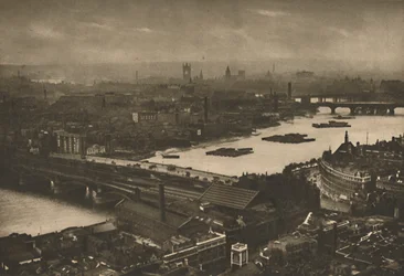 Pożegnalne spojrzenie na wspaniały Londyn z krzyża na kopule św. Pawła, c1935.