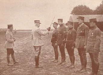 Francuski generał nadający odznaczenia lotnikom, c1918 1919