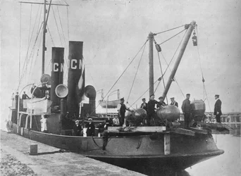 Niemiecki układacz min opuszcza port z minami gotowymi na pokładzie, 1914