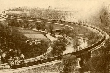 Gigantyczny pociąg towarowy składający się z pięćdziesięciu czterech furgonetek ciągnięty przez jeden silnik, Chicago i North West Railway, 193