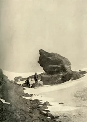 Wielki głaz Kenyte w pobliżu kwater zimowych, c1908, 1909.
