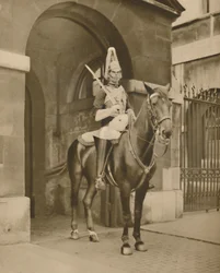 Żywy posąg w Whitehall: Strażnik ratowników, c1935.