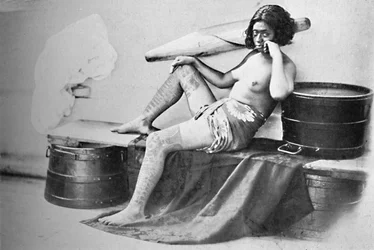 Kobieta markizy z wytatuowaną dolną częścią nóg, 1902
