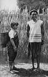 Para Moi wewnątrz wiejskiej palisady, Afryka, 1922