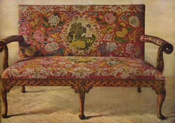 Sofa królowej Anny tapicerowana w Petit Point, c1900, 1936