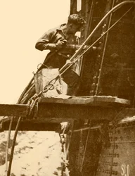 Nitujący młot w pracy na moście Sydney Harbour, ok. 1930.