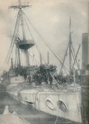 Triumf ratownictwa. Krążownik Gladiator, wspierany przez holowniki ratownicze, 1908, 1936