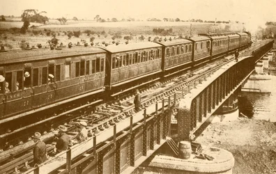 Pociąg przejeżdżający przez most, ok. 1930.