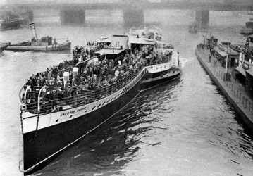 Tłum w święto bankowe na pokładzie parowca wiosłowego zmierzał do Margate, Londyn, 1926-1927