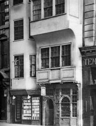 Księgarnia i sklepy tytoniowe na Strand, Londyn, 1926-1927