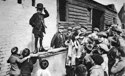 Początkujący wielbiciel Charliego Chaplina, wschodni kraniec Londynu, 1926-1927