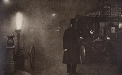 Konstabl kierujący ruchem we mgle, Londyn, c1910-c1920