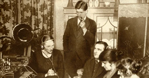 Rodzina słuchająca wyników wyborów powszechnych z 1923, 1935.