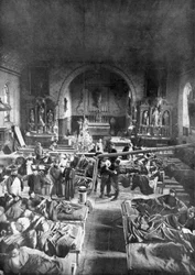 Stacja polowa na froncie, w nawie wiejskiego kościoła, I wojna światowa, 1915