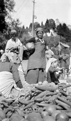 Targ spożywczy w Darjeeling, Zachodni Bengal, Indie, ok. 1910 r.
