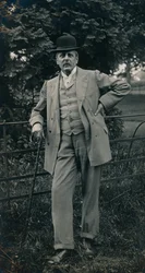 Pan w garniturze i meloniku c1910
