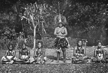 Grupa samoańskich tańczących kobiet w pełnych strojach, 1902