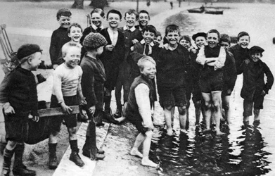 Grupa letnich wioślarzy w Serpentine, Londyn, 1926-1927
