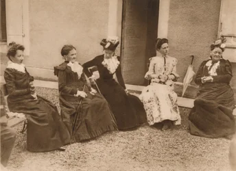 Grupa rozmawiających kobiet, 1937