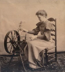 Pani przy kołowrotku c1900